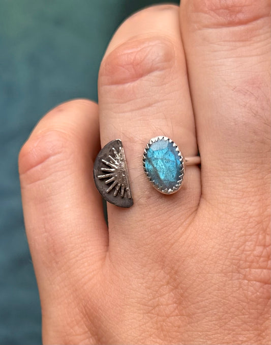 Midnight Sun Ring in Labradorite size 5-7